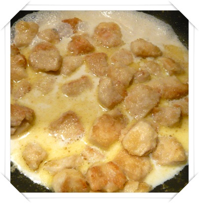 Pollo in padella con latte e curry